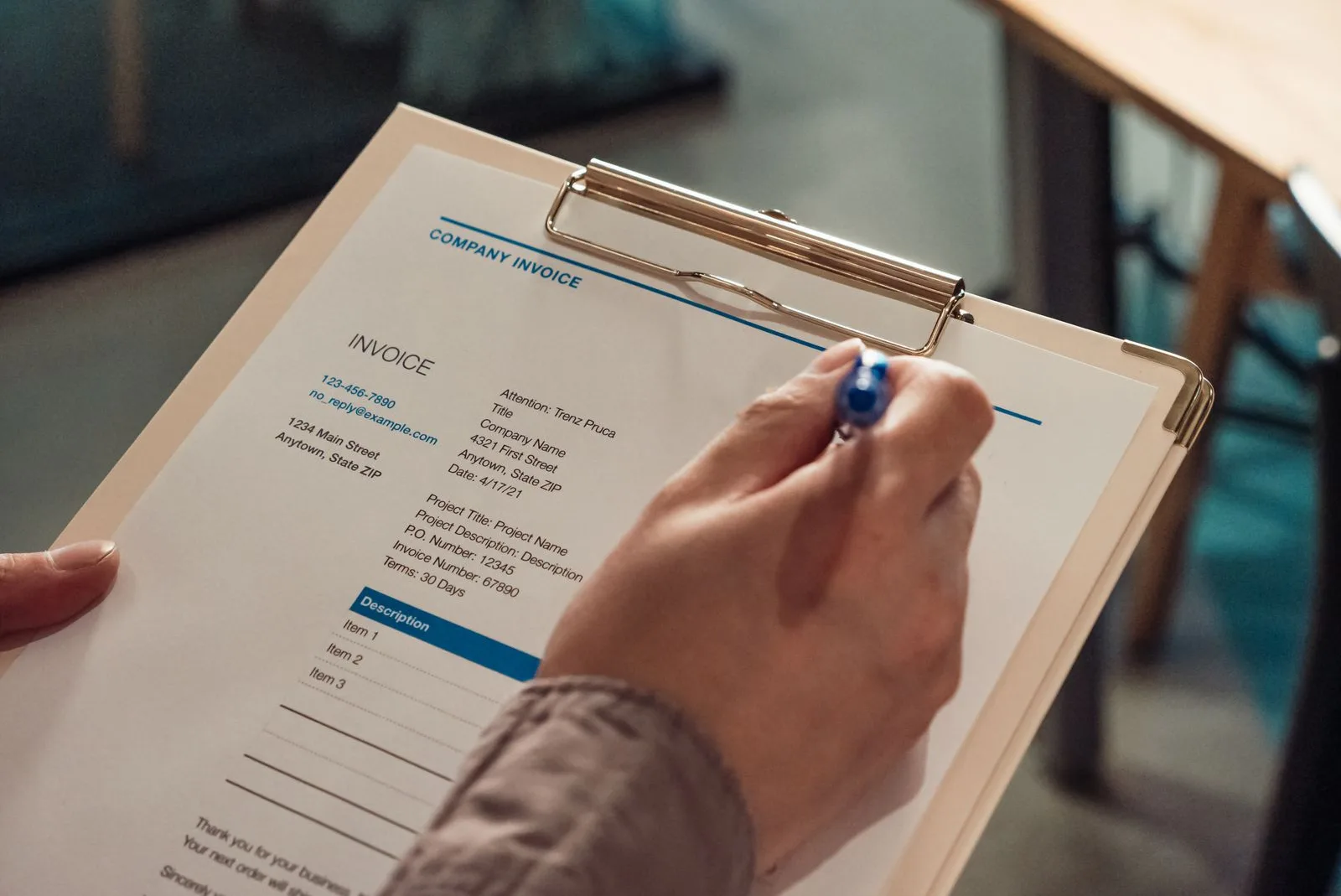 Bureau avec facture papier, enveloppe et adresse surlignée en rouge, ambiance comptable professionnelle
